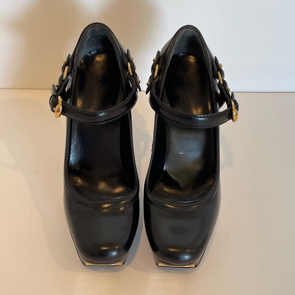 Gucci Black Pumps with Chunky Gold Accents - Size US 7 - Picture 5 of 10